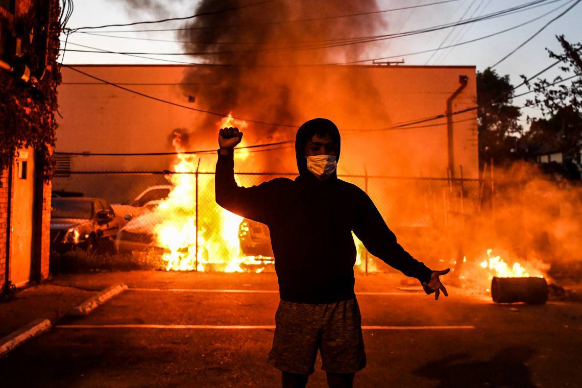 ￼MANIFESTANTE participa de protesto em Minnesota (Foto: CHANDAN KHANNA / AFP)