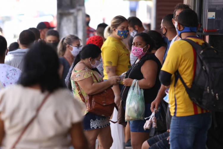 CAUCAIA, CE, BRASIL, 03.06.2020: Apesar de estar incluída no decreto de Lockdown imposto pelo governo do Ceará para sete cidades do interior e região metropolitana, a cidade de Caucaia tem seu centro repleto de pessoas se aglomerando no comércio local.  (Fotos: Fabio Lima/O POVO)