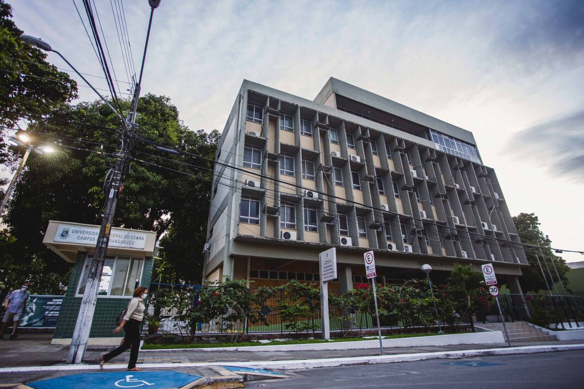 FORTALEZA, CE, BRASIL, 04-06-2020: Fachada Faculdade de Medicina - UFC na Rua Alexandre Baraúna, 949 no Bairro Rodolfo Teófilo. (Foto: Aurelio Alves/O POVO) (Foto: Aurelio Alves/O POVO)