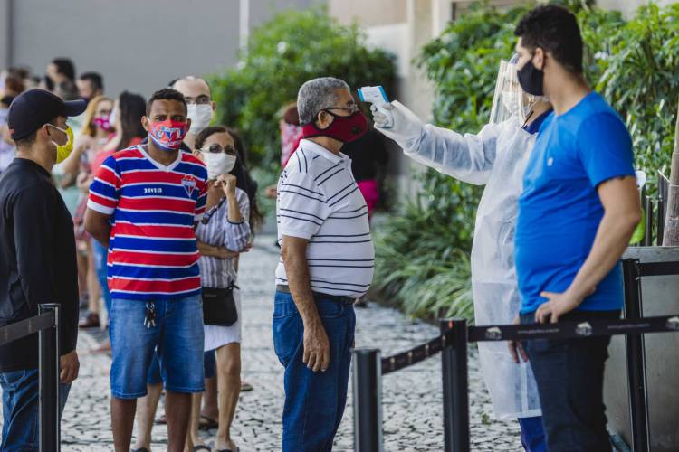 Shopping de Fortaleza abre com menor capacidade e com muitos cuidados na primeira etapa de reabertura do comercio durante pandemia de coronavírus