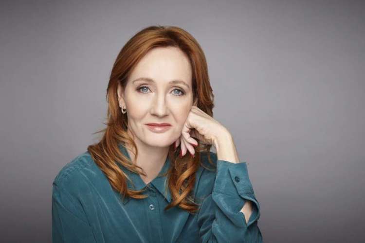 J.K. Rowling compartilhou um artigo sobre "pessoas que menstruam" no Twitter