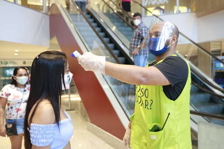 Movimentação no Shopping RioMar Kennedy nos primeiros dias de relaxamento do isolamento social (FCO FONTENELE /O POVO)