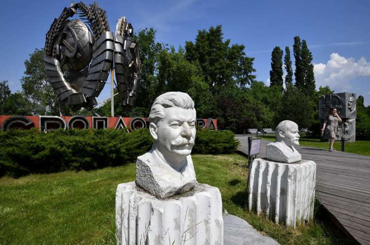 A controvérsia sobre a figura de Stálin se estende a todo seu legado. Hoje, é difícil encontrar estátuas do tirano nos grandes centros urbanos. Na imagem, a estátua de Stálin no Museu Parque das Artes, em Moscou