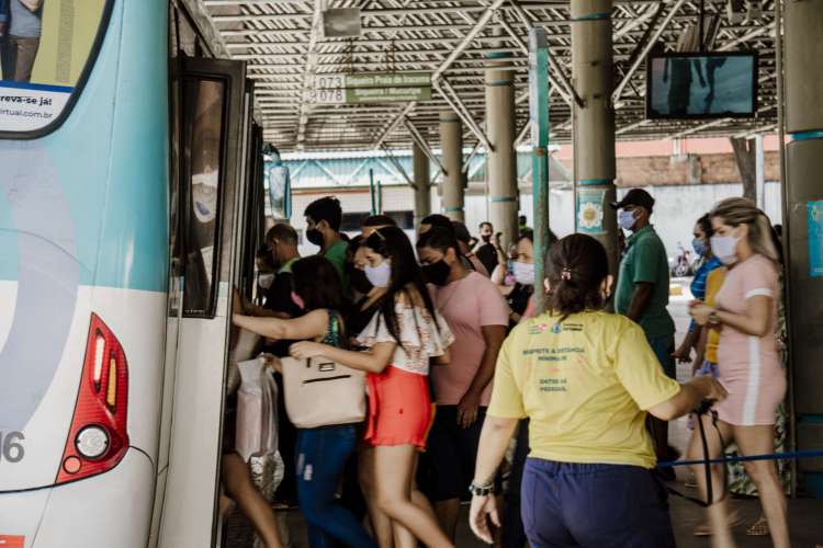 FORTALEZA, CE, BRASIL, 16.06.2020: Movimentação do terminal dO Siqueira na fase 1 de flexibilização do isolamento social em Fortaleza. Muitas pessoas encontradas sem o uso correta da máscara, obrigatória para entrada no terminal. (Foto: Júlio Caesar /O POVO)