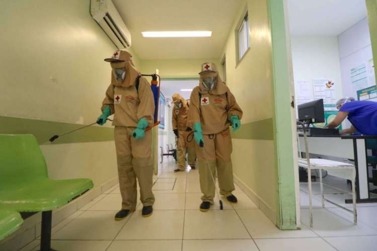 Dados de mortes e casos por coronavírus no Ceará foram divulgados na manhã de hoje. Na foto, Cruz Vermelha realizada desinfecção em hospital em Fortaleza (Foto: Fabio Lima/ O POVO)