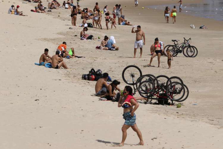 Movimentação de pessoas desrespeitando decreto de isolamento e se aglomerando na praia de Iracema. 