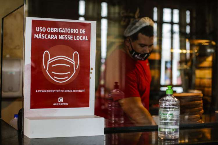 Na segunda fase de retomada das atividades, restaurantes podem atender os clientes no horário do almoço. Algumas medidas de segurança estão sendo adotadas pelos proprietários