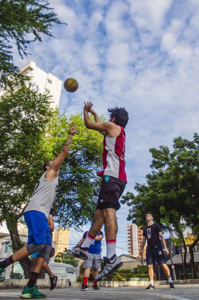 JOGO DE BASQUETE, ontem, na praça Argentina Castelo Branco, no bairro de Fátima (Foto: Aurelio Alves/ O POVO)