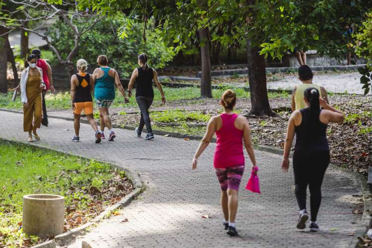 Parque Rio Branco, no bairro Joaquim Tavora, com movimentação de pessoas fazendo atividades fisicas durante decreto de isoalemtno social