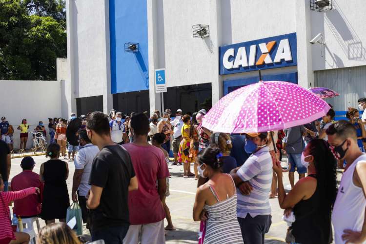 FORTALEZA, CE, BRASIL, 22.06.2020: Caixa Econômica do bairro Siqueira, em Fortalezam, após liberação da segunda parcela do auxilio emergencial.