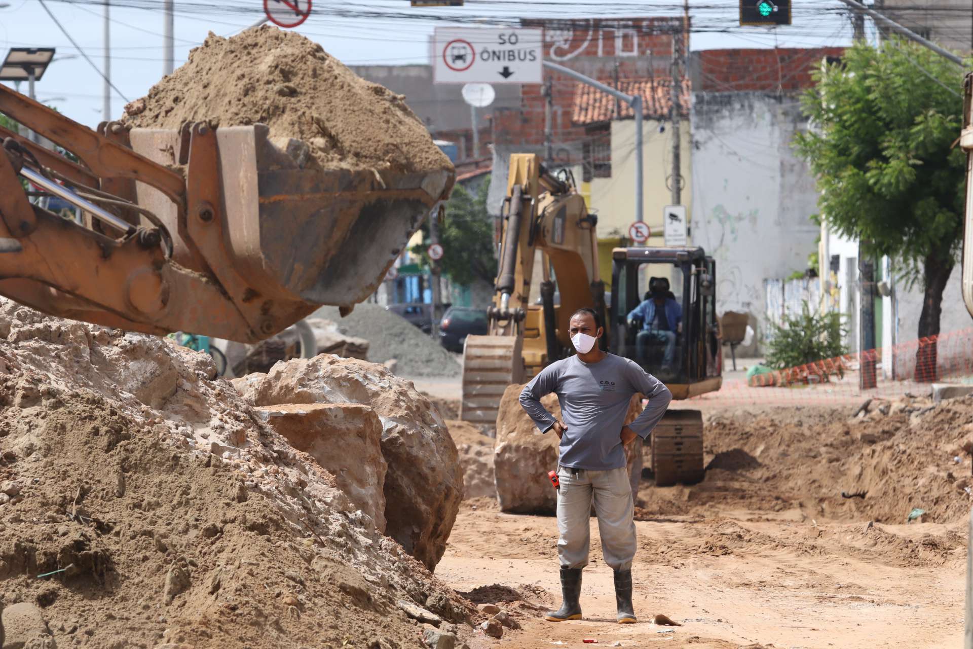 OBRAS DE SANEAMENTO na Barra do Ceará: intervenção e maior volume de carros volta a gerar engarrafamentos (Foto: FABIO LIMA)