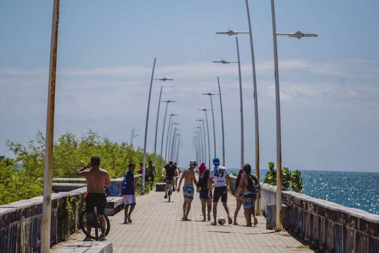 FORTALEZA, CE, BRASIL, 27-06-2020: Movimentação na Praia de iracema ainda com decreto de isolamento social. Em epoca de COVID-19. (Foto: Aurelio Alves/O POVO)