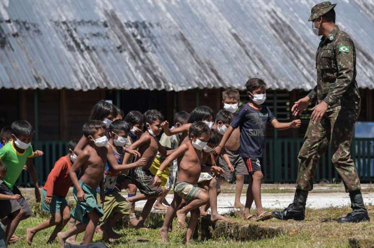 Roraima, em 30 de junho de 2020, Crianças Yanomami indígenas brincam no 5º Pelotão de Fronteira Especial em Auari, em meio à nova pandemia de coronavírus COVID-19(Foto: NELSON ALMEIDA / AFP)