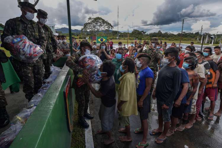 Roraima, Brasil, em 30 de junho de 2020, Os grupos étnicos Ye 'Kuera e Yanomami recebem suprimentos alimentares no 5º Pelotão da Fronteira Especial em Auari, em meio à nova pandemia de coronavírus COVID-19. (Foto de NELSON ALMEIDA / AFP)