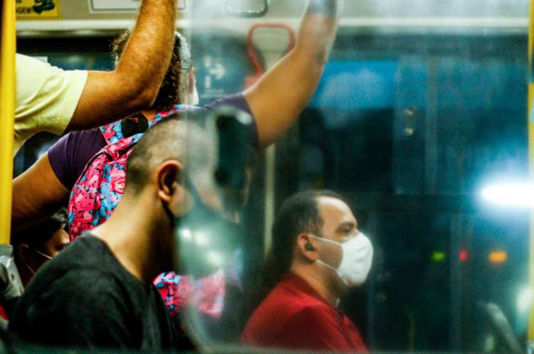 Passageiros de máscara no terminal da Parangaba(Foto: Barbara Moira)