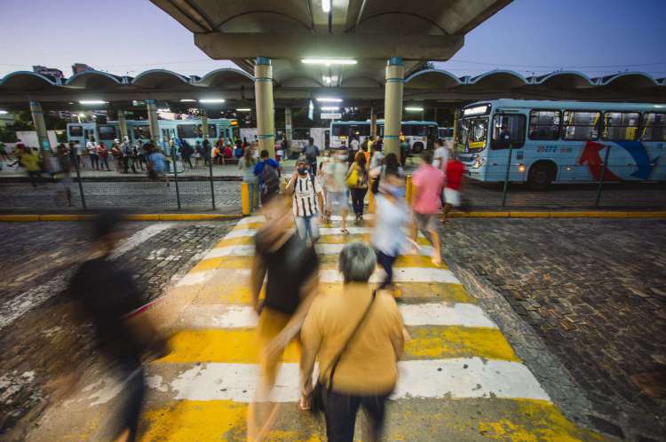 Movimentação no terminal de ônibus do Papicu, Fortaleza(Foto: Aurelio Alves/ O POVOS)