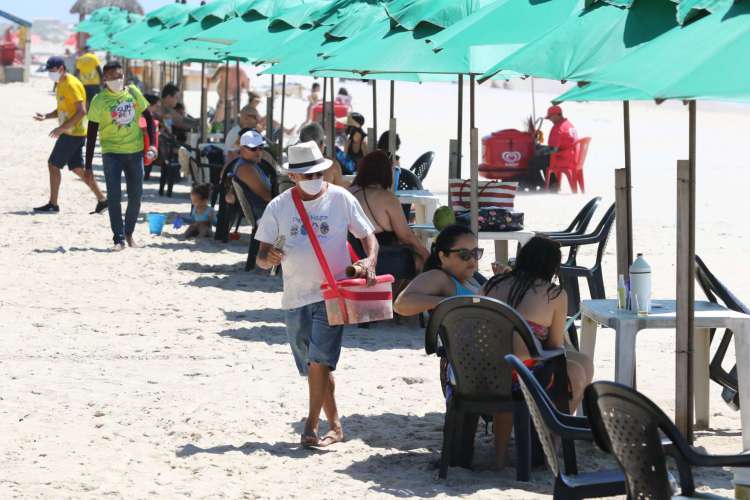 FORTALEZA, CE, BRASIL, 13.07.2020: Reabertura das barracas de praia pela nova fase do decreto estadual de isolamento.  Praia do futuro.  (foto: Fabio Lima/O POVO)
