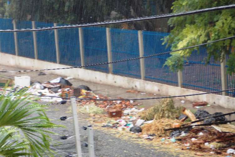 Lixo em rua da Parquelândia preocupa e incomoda moradores