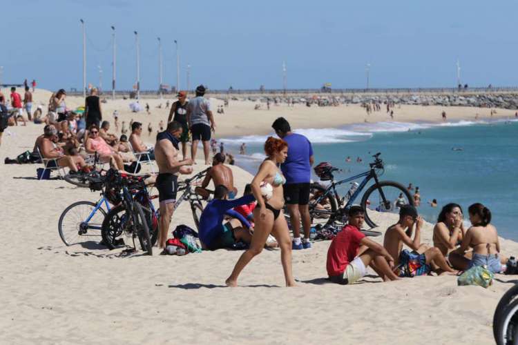 Movimentação de pessoas na praia da Av. Beira mar entre os espigões da Rui Barbosa e João Cordeiro