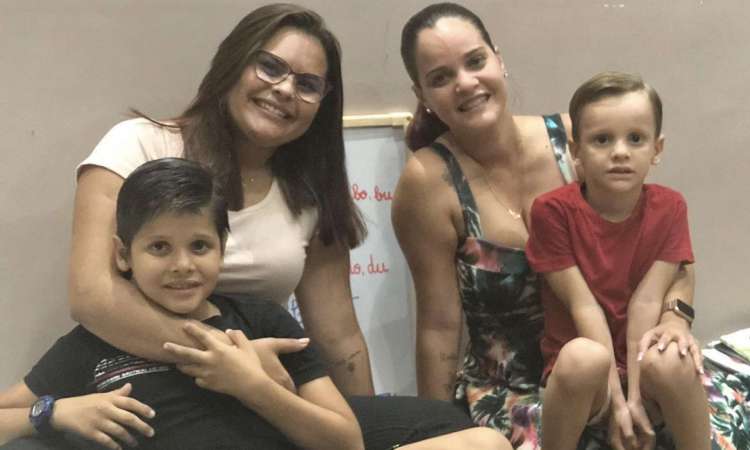 Fortaleza 23 de julho de 2020, Foto da familia de Hanna Aguiar e Ana Paula Chaves, com seus filhos, sobre o ensino hibrido. (Foto Deisa Garcez/Especial para O Povo)