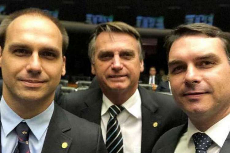 Entre os que terão postagens removidas estão dois filhos do presidente Jair Bolsonaro (PL), Flávio e Eduardo 