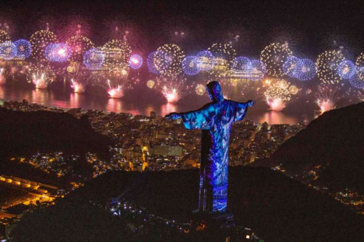 Festa da virada do ano na capital fluminense é a mais famosa no Brasil