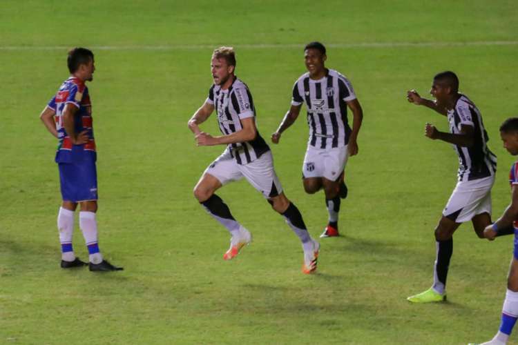 Klaus, zagueiro do Ceará, comemorando gol sobre o Fortaleza pela Copa do Nordeste