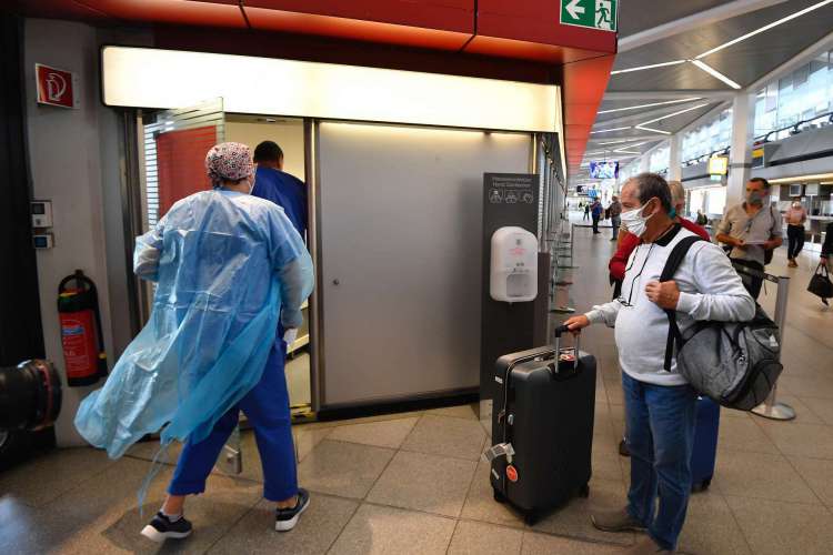 Passageiro espera em uma estação de teste para o novo coronavírus no aeroporto de Berlim 