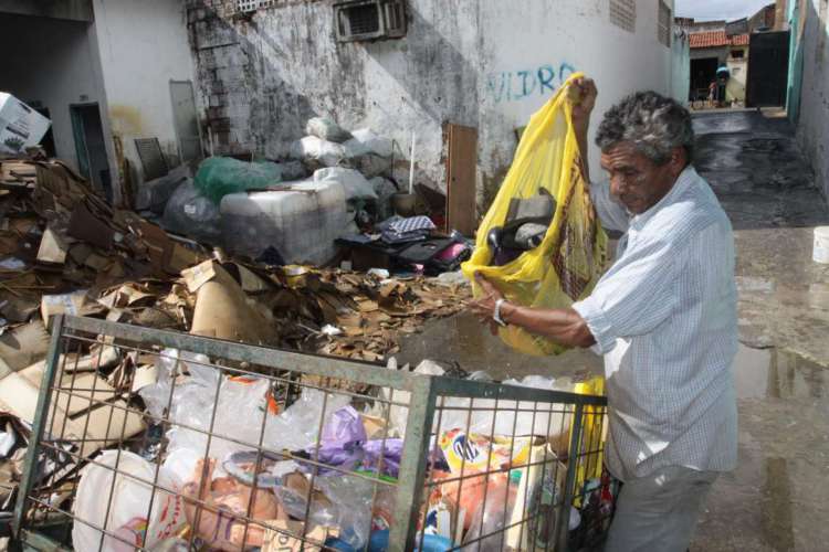 Na foto, José Ribamar Nonato Silva, reciclador, coleta materias recicláveis nas ruas do bairro Pirambu em 28/02/2012