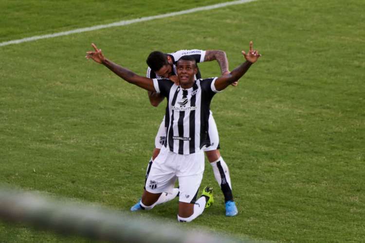 Ceará e Bahia fizeram a primeira partida da final da Copa do Nordeste, neste sábado, 1º, em Pituaçu, em Salvador. Cleber é abraçado por Leandro Carvalho, após marcar o segundo gol do Vovô.