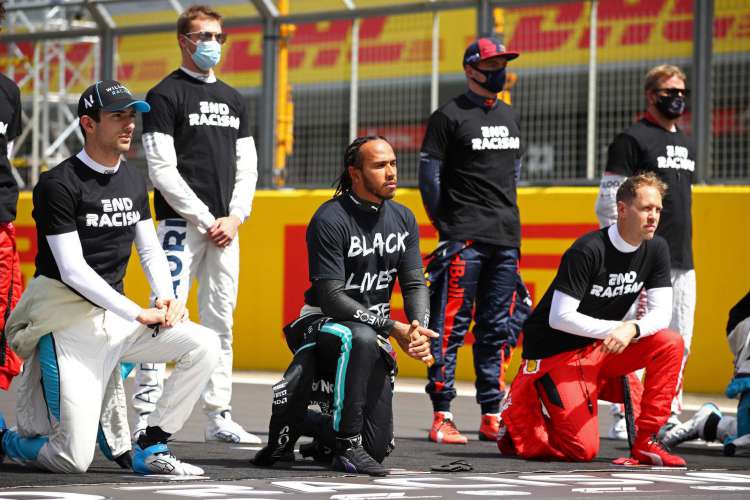 Lewis Hamilton vestiu a camisa com os dizeres "Black lives matter" 