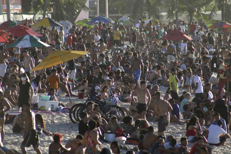 ￼Em Fortaleza, a Praia dos Crush registra aglomeração de jovens todos os fins de semana 