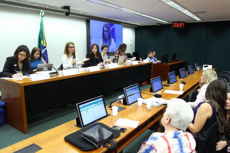 Legislativos dos municípios brasileiros têm, em média, 16% das vagas ocupadas por mulheres, segundo o Tribunal Superior Eleitoral (TSE).