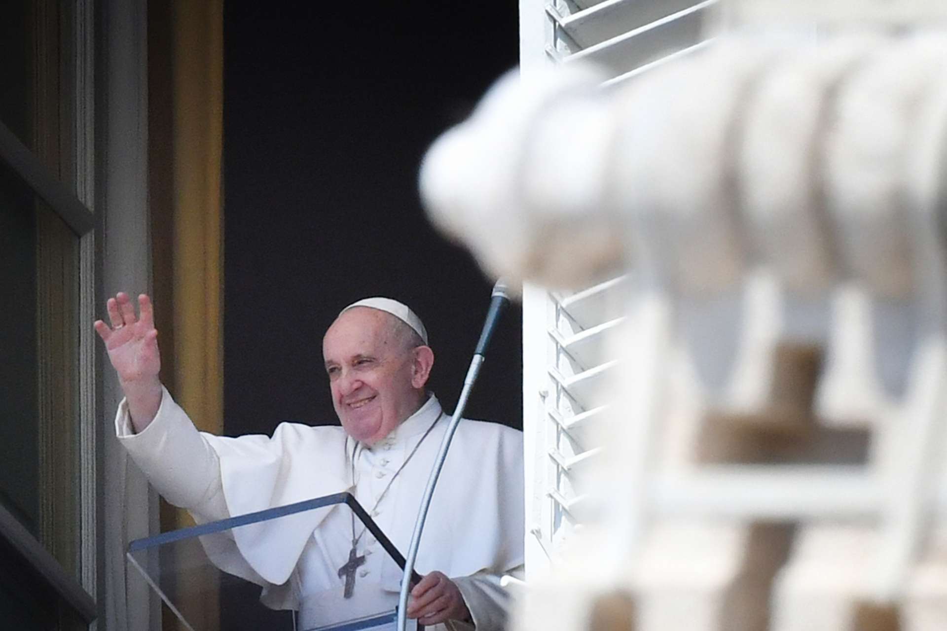 Papa Francisco durante a missa na praça de São Pedro (Foto: Alberto PIZZOLI / AFP)