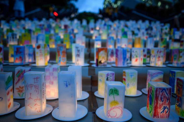 Mensagens e velas marcaram os 75 anos da boma atômica de Nagasaki 