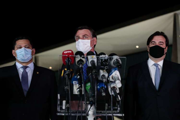 Presidente Jair Bolsonaro acompanhado do presidente da Câmara dos Deputados, Rodrigo Maia, e do presidente do Senado Federal, Davi Alcolumbre