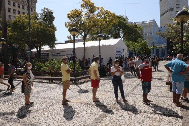 Filas para testes de Covid-19 na Praça do Ferreira