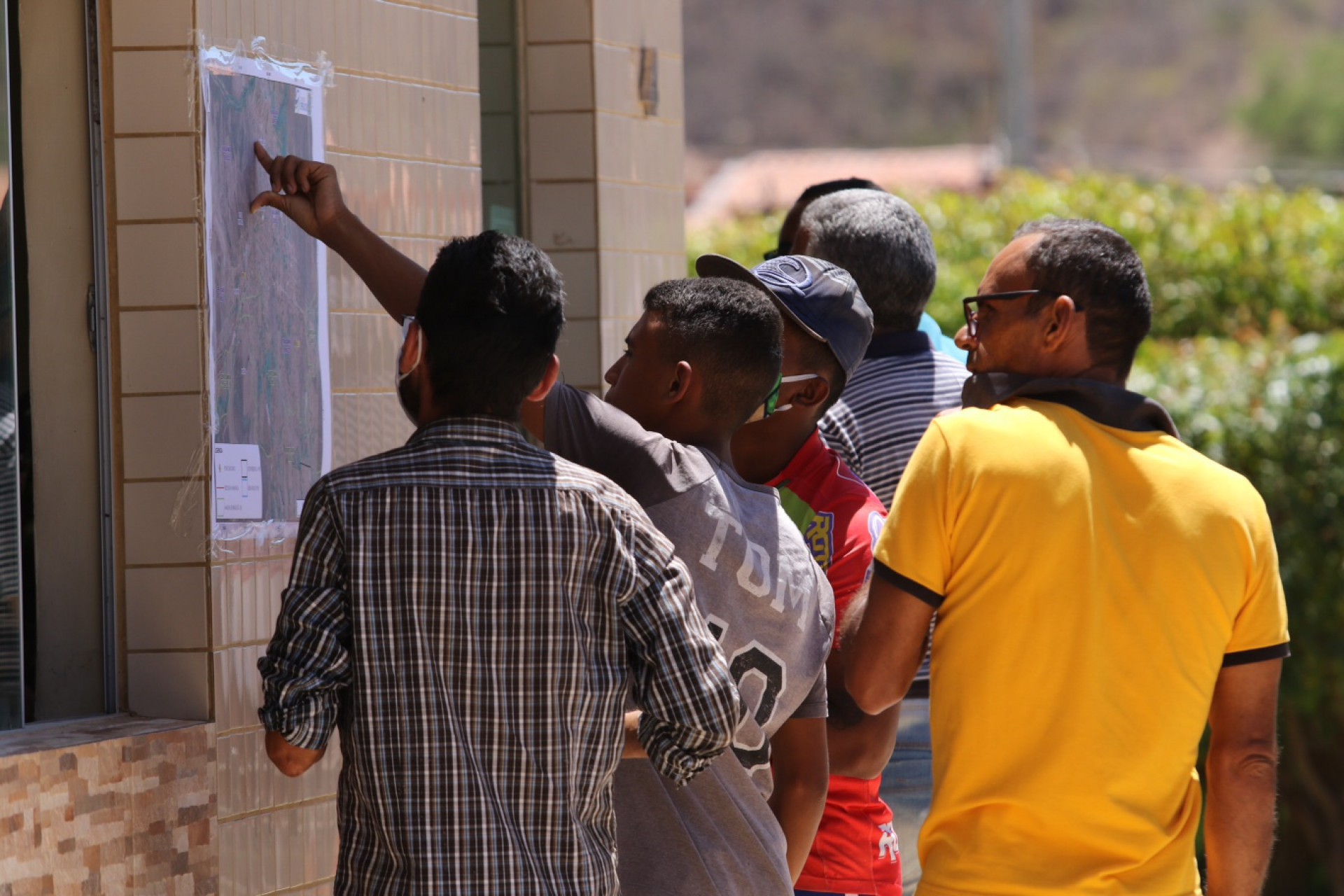 JATI, CE, BRASIL, 24.08.2020: população da cidade observa mapa da região. Movimentação na cidade após rompimento de barragem em Jati. (Fotos: Fabio Lima/O POVO) (Foto: Fabio Lima)