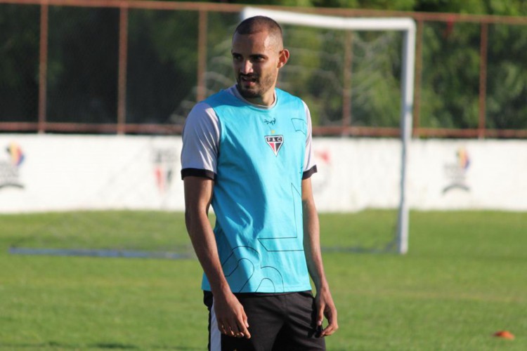 Defesa do Ferroviário, do zagueiro Vitão, sofreu dois gols em três jogos na Série C