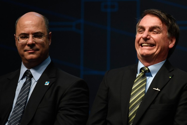 Rio de Janeiro em 11 de outubro de 2019, o então governador do Rio de Janeiro Wilson Witzel (à esquerda) e o à época presidente brasileiro Jair Bolsonaro