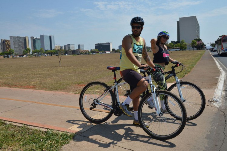 Na esplanada dos ministérios, pessoas utilizam suas bicicletas no dia de comemoração ao Dia Mundial Sem Carro (José Cruz/Agência Brasil/Agência Brasil)