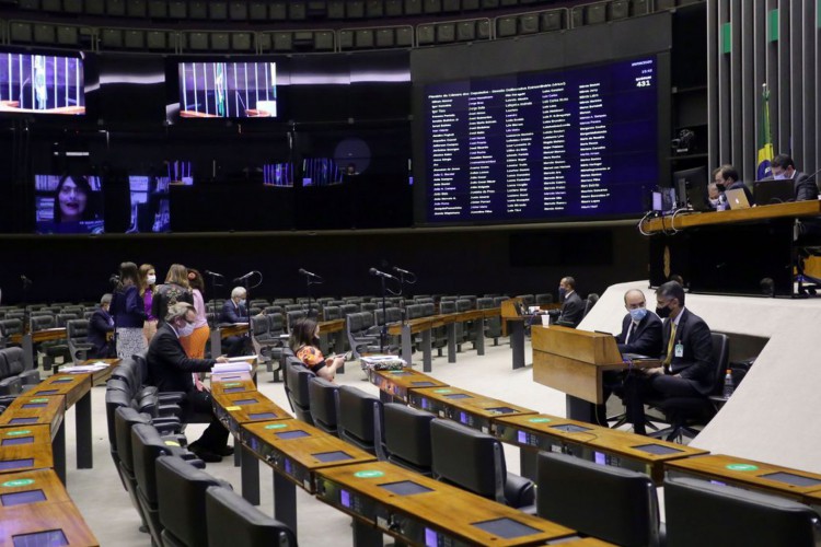 Os deputados precisam agora votar os destaques, pedidos de alteração ao texto aprovado e a conclusão dessa fase deve ocorrer só em uma próxima sessã