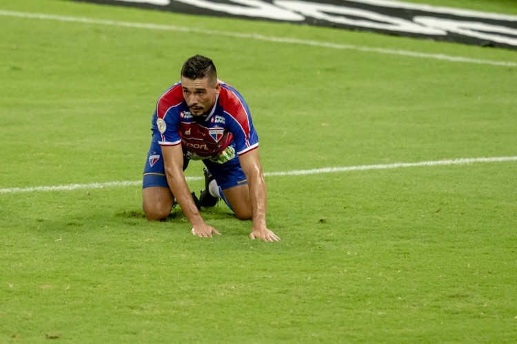 Juninho perdeu o primeiro pênalti com a camisa do Fortaleza, na Série A.  (Foto: Aurelio Alves/ O POVO).