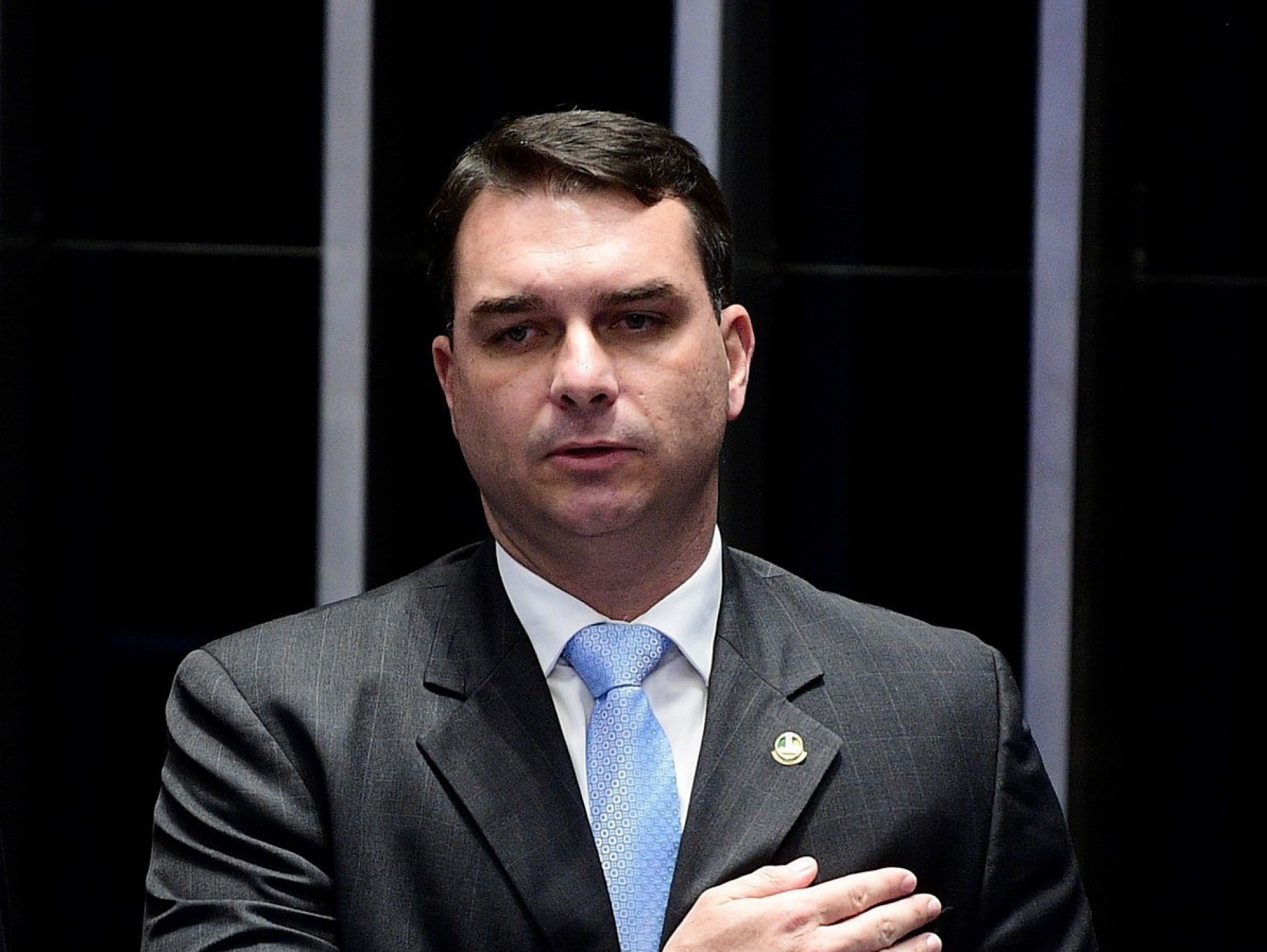 O senador Flávio Bolsonaro, denunciado por peculato, lavagem de dinheiro e organização criminosa, também é investigado por transações envolvendo a compra de imóveis no caso Queiroz