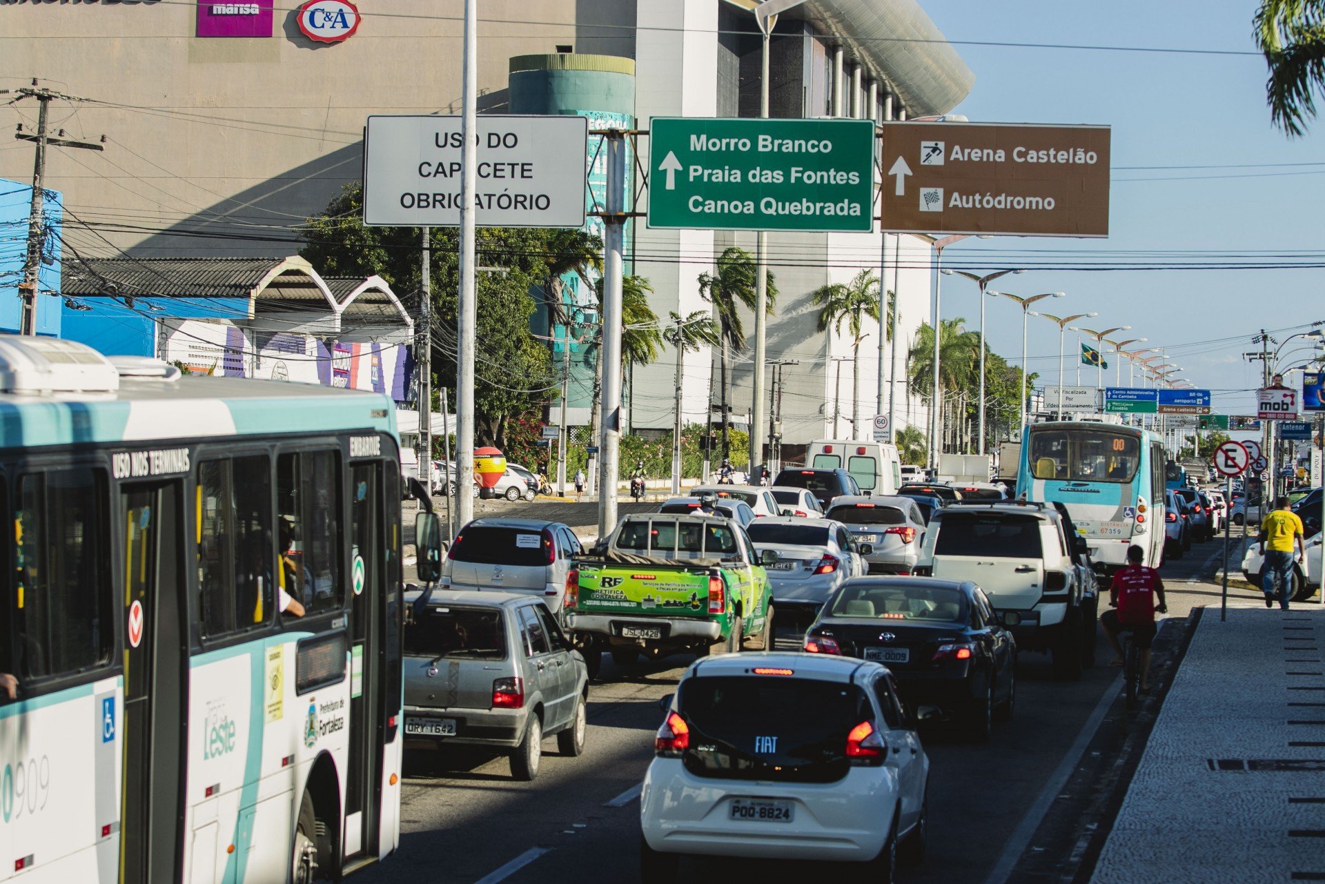 A avenida Washington Soares é uma das vias mais congestionadas de Fortaleza e recebe um fluxo de cerca de 69 mil veículos por dia (Foto: Aurelio Alves/ O POVO)