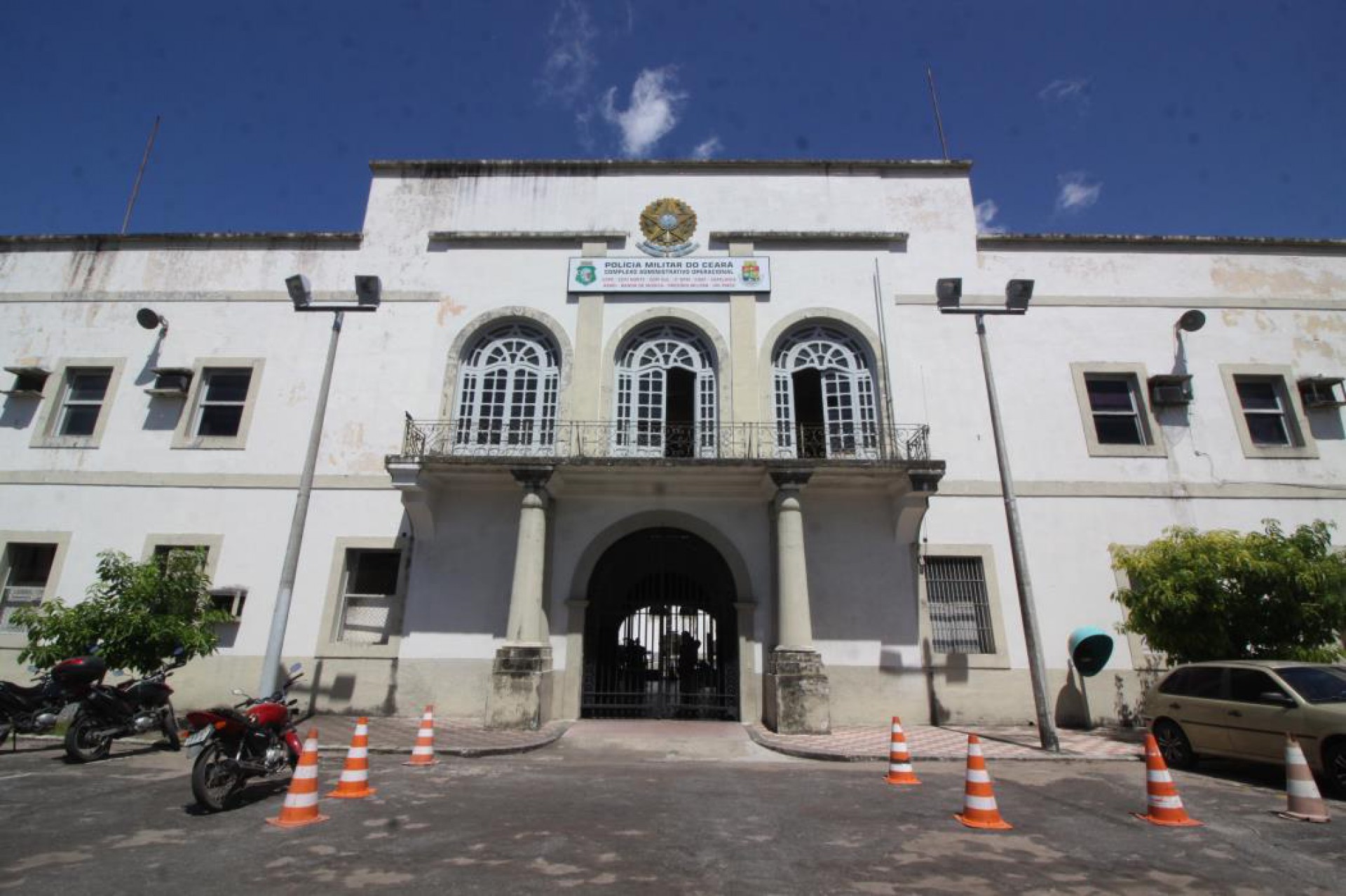 Fachada do 5º Batalhão da Polícia Militar, no Centro, onde funciona o presídio militar (Foto: mauri melo)