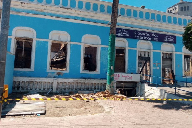 Fachada do Casarão dos Fabricantes, no Centro, após incêndio