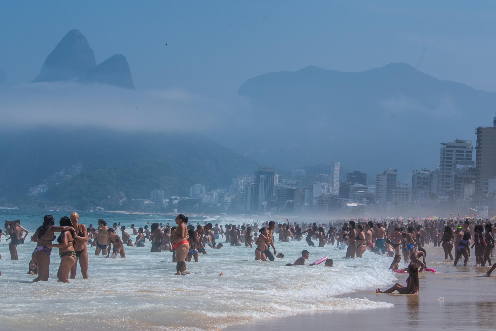 Movimentação na Praia de Ipanema no Rio de Janeiro,  (RJ), na manhã deste domingo (06). (Foto: GABRIEL BASTOS/ESTADÃO CONTEÚDO)