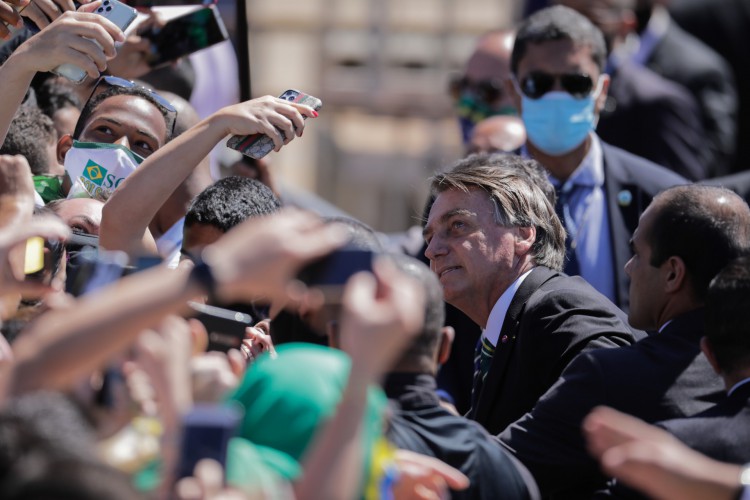 O presidente brasileiro Jair Bolsonaro (R) posa para uma selfie com um apoiador durante as comemorações do Dia da Independência em Brasília, em 7 de setembro de 2020, em meio à nova pandemia de coronavírus COVID-19. - Bolsonaro comemorou o 198º aniversário da independência do Brasil em um dia em que são esperadas manifestações a favor e contra seu governo. (Foto de Sergio LIMA / AFP)