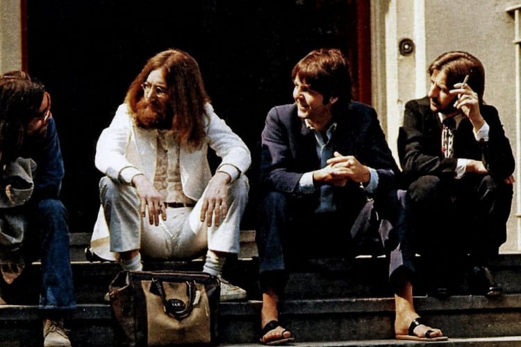 BASTIDOR - Em um ensaio, há 51 anos, de divulgação do álbum Abbey Road (dos Beatles), Paul McCartney subverte o estilo social de blazer e calça preferindo, nos pés, chinelo de dedo, aparentemente, couro. Na foto lendária, capa de disco, porém, é descalço